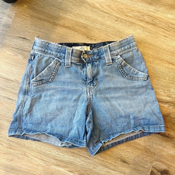 Levi’s Medium Wash Basic Denim Shorts - Picture 1 of 6